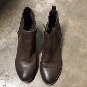 Guess ankle boots. Sz. 9.5M .  Brown.  Side zipper.